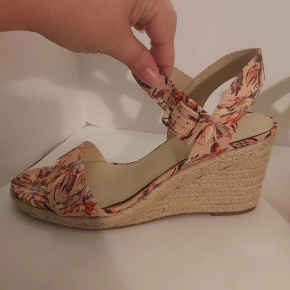 Lifestride Velocity with Memory Foam Floral Blush Tango Wedges in Size 11 - Picture 8 of 11
